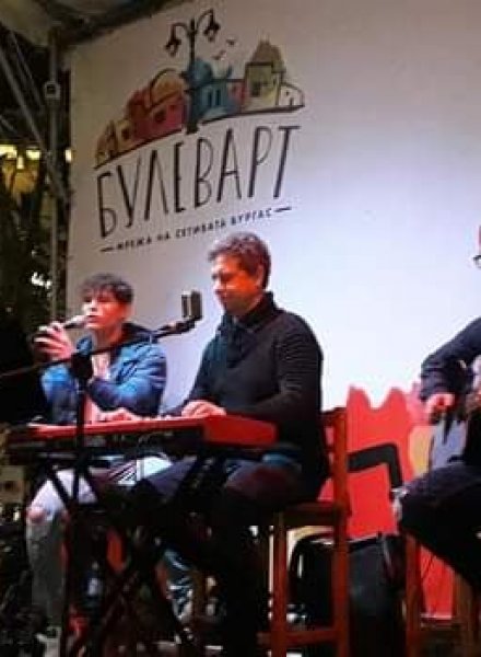 Alive band